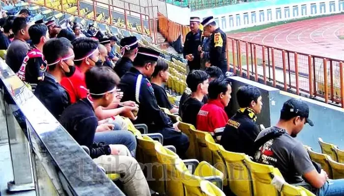 Batalyon D Satbrimob PMJ dan Supporter Bola di Kabupaten Bekasi Doa Bersama Untuk Korban Kanjuruhan