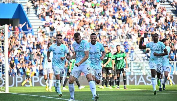 Gol ke-100 Edin Dzeko di Serie A memastikan kemenangan 2-1 untuk Inter melawan Sassuolo