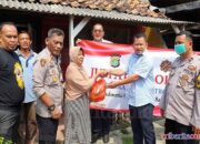 Polres metro Bekasi dan Polsek Kedung Waringin membagikan bantuan berupa 100 paket sembako kepada warga kurang mampu