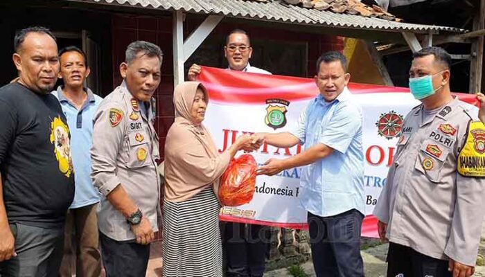 Polres metro Bekasi dan Polsek Kedung Waringin membagikan bantuan berupa 100 paket sembako kepada warga kurang mampu