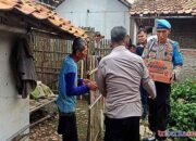 Polsek Kedung Waringin kunjungi salah satu warga yang tinggal di gubuk samping kandang ayam