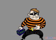 Hendak melakukan aksinya seorang pencuri kotak amal mushola tertangkap basah oleh warga