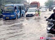 Hujan deras Jalan raya imam Bonjol terkepung banjir