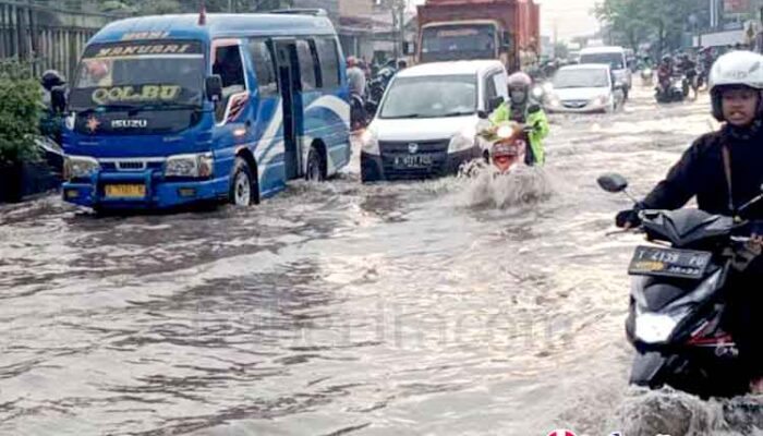 Hujan deras Jalan raya imam Bonjol terkepung banjir