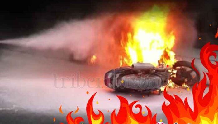 Diduga Karena Korsleting  Kelistrikan Sepeda Motor Terbakar Di Depan SPBU