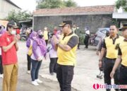 polres metro bekasi bersama kodim 0509 melaksanakan gotong royong sinegritas