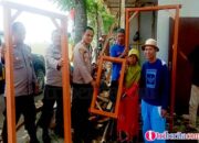 Kapolsek Pebayuran Salurkan Bahan Matrial Kepada Rumah Warga Yang Roboh