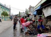 Kepala Desa Karang Asih Bersama Staf Desa Dan Masyarakat Gotong Royong Bersihkan Saluran Air