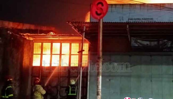 Api Lalap Toko Mebel di Cikarang Bekasi, Beberapa Letupan Terdengar Jelas Dilokasi