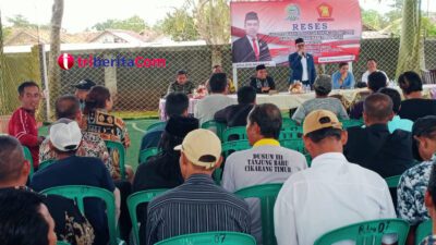 Anggota DPRD Komisi I, Daerah Pemilihan (Dapil) VI Fraksi partai Gerindra Kabupaten Bekasi, Aria Dwi Nugraha mengelar Reses di Kampung Pesanggrahan RT.02/01, Desa Tanjung Baru, Kecamatan Cikarang Timur, Kabupaten Bekasi. Pada Jumat (10/02/23). (Foto : Muh Bakhtiar)