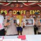 Menujukkan barang bukti, Kapolsek Anyar, AKP Pol Sudibyo (kedua dari kiri), AKP Pol Sigit Darmawan Kasi Humas Polres Cilegon (kedua dari kanan). (Foto : Bidhumas)