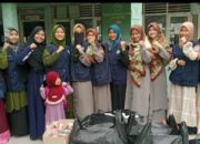 Jumat Berkah, Para Guru MTS Al-Istiqomah Bagikan Nasi Kotak Selepas Sholat Jumat