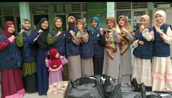 Jumat Berkah, Para Guru MTS Al-Istiqomah Bagikan Nasi Kotak Selepas Sholat Jumat