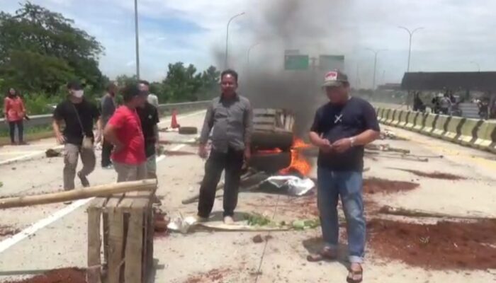 Breaking News, Sejumlah Warga Blokade dan Bakar Ban di Pintu Tol Jatikarya Cimanggis-Cibitung