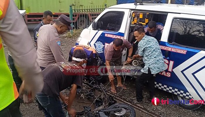 Saksi Ungkap Detik-detik Seorang Pemotor Tewas Tersambar Kereta Api di Lemahabang Cikarang