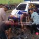 Polisi mengevakuasi kendaraan korban yang tersambar kereta api di perlintasan Stasiun Lemahabang Cikarang Bekasi