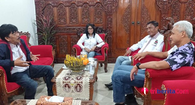 Ketua Umum Ormas Nasionalis Kombatan (Komunitas Banteng Asli Nusantara), Budi Mulyawan (memakai jaket). (Foto: Daeng Yusvin)