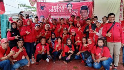 DPC PDI-P Kabupaten Bekasi bagikan paket sembako kepada warga Kampung Bulu RT.001/002, Desa Setia Mekar, Kecamatan Tambun Selatan. Pada Sabtu (04/02/23)