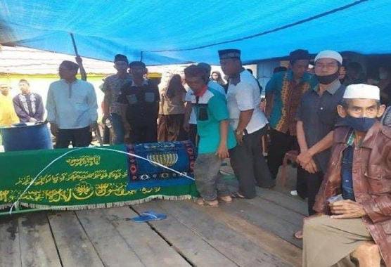 Proses pemakaman jenazah, Eka Nur Prasetiya 17 Tahun, siswa (SMK) Bina Jaya, Kamis (09/02/23). Semasa hidup Eka aktif di Pramuka. (Foto : internet)