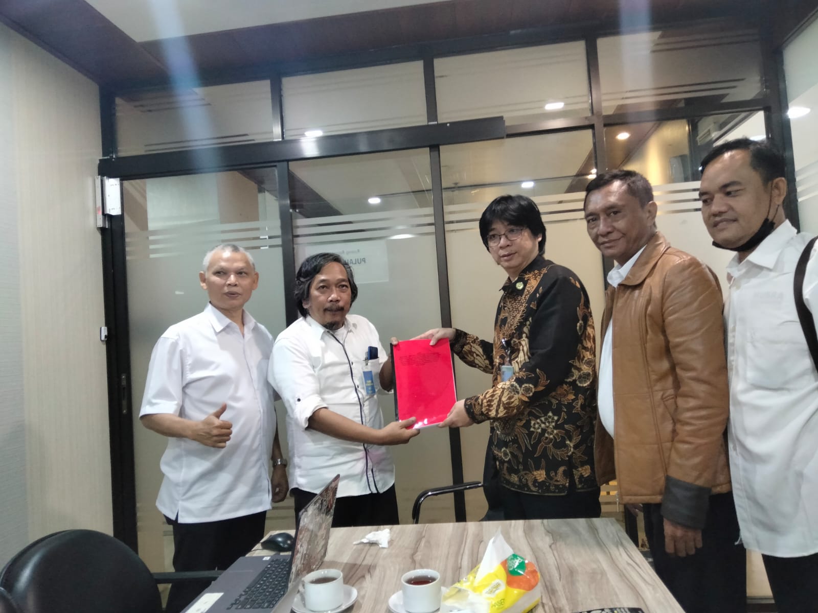 Koordinator Komunitas Relawan Jokowi Banten, Ucu Nur Arief Jauhar, menyerahkan berkas aduan terkait Pj Gubernur Banten, Al Muktabar, diterima oleh Deputi IV Kantor Staf Presiden (KSP), Joanes Joko, Rabu (8/2/2023). (Foto : Daeng Yusvin)