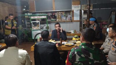 Kapolres Metro Bekasi, Kombes Pol, Twedi Aditya Bennyahdi didampingi Kapolsek Tarumajaya dan jajaran Forkopimcam, sambangi kebun jagung di harapan indah Minggu (12/02/23) dini hari. 