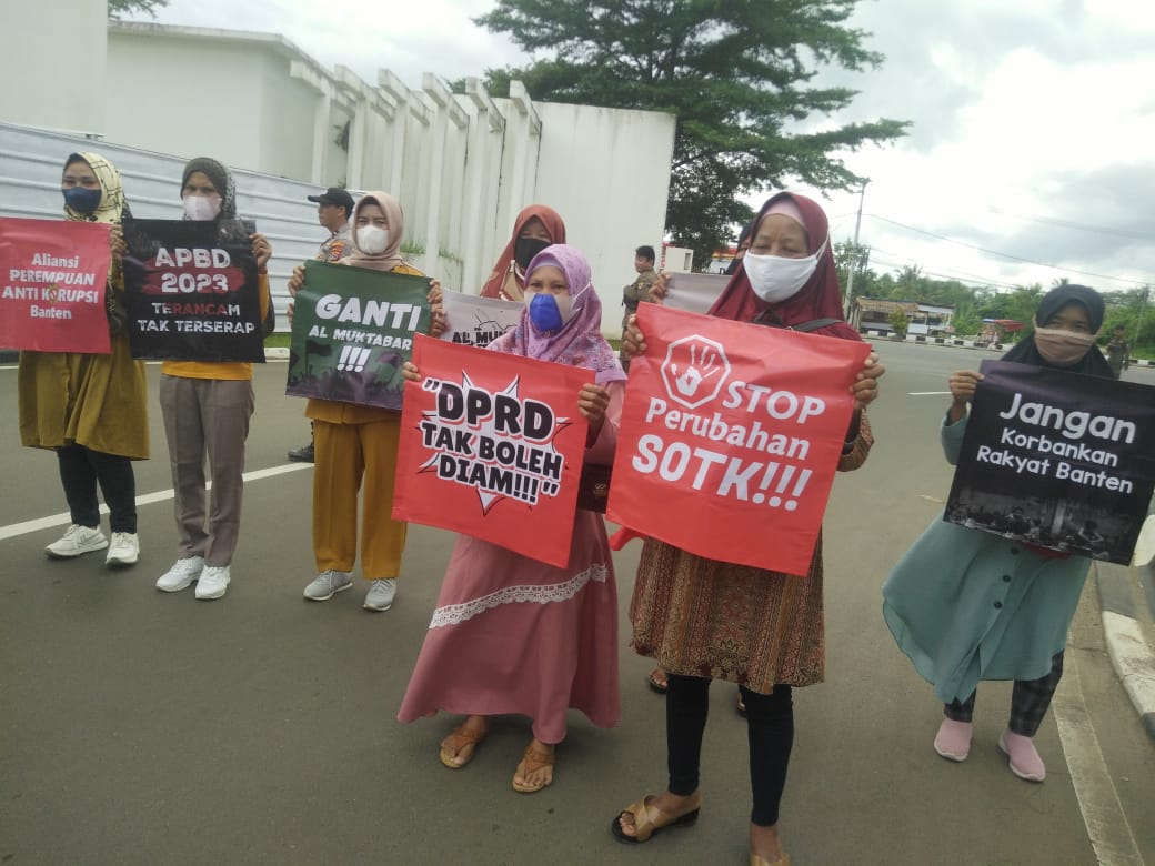 Memprotes kebijakan Penjabat Gubernur Banten Al Muktabar, Aliansi Perempuan Antikorupsi Banten menggelar aksi unjuk rasa di halaman Kawasan Pusat Pemerintahan Provinsi Banten (KP3B), Senin (20/2/2023). (Foto : Daeng Yusvin)