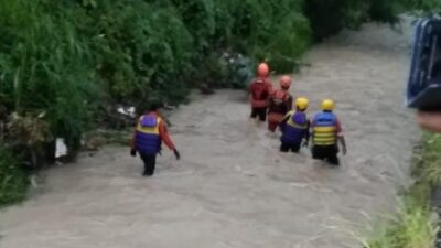Tim SAR gabungan dan warga bersatu padu melakukan upaya pencarian. (Foto: Daeng Yusvin)