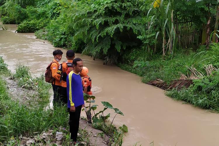Tim SAR gabungan dan warga bersatu padu melakukan upaya pencarian. (Foto: Daeng Yusvin)