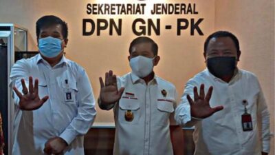 Ketua Umum GNPK Pusat, Adi Warman SH,MH,MBA (ujung kiri), Sekretaris Satgas Saber Pungli, Irjen Pol Dr. Agung Makbul SH, M,hum ( tengah), dan Wakil Ketua Umum GNPK Pusat, Ramzah Thabraman ST, SH (ujung kanan) berpose bersama di kantor Sekjen GNPK di Grand Slipi, Jakarta, Senin (16/1/2023).