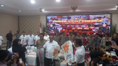 Direktur Utama Perum Bulog Komjen Pol Purn Budi Waseso (tengah), didampingi Kapolda Banten Irjen Pol Dr. Rudy Heriyanto, dan Gubernur Banten Al Muktabar, saat menunjukkan salah satu karung untuk beras oplosan oleh para pelaku. (Foto : Daeng Yusvin)