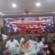 Direktur Utama Perum Bulog Komjen Pol Purn Budi Waseso (tengah), didampingi Kapolda Banten Irjen Pol Dr. Rudy Heriyanto, dan Gubernur Banten Al Muktabar, saat menunjukkan salah satu karung untuk beras oplosan oleh para pelaku. (Foto : Daeng Yusvin)