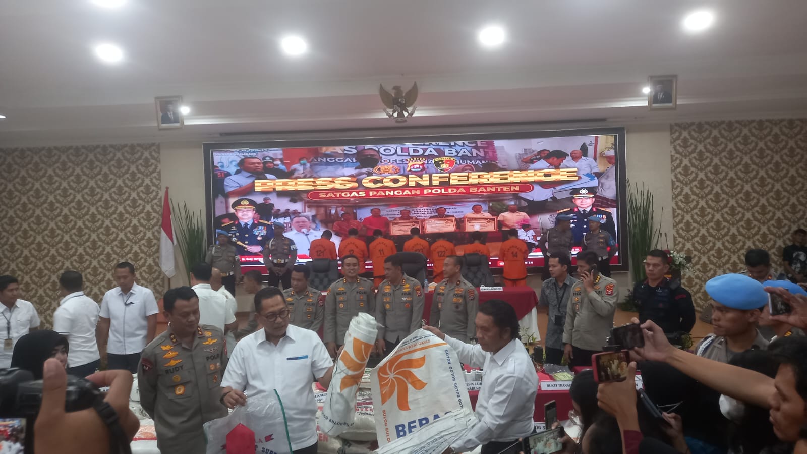 Direktur Utama Perum Bulog Komjen Pol Purn Budi Waseso (tengah), didampingi Kapolda Banten Irjen Pol Dr. Rudy Heriyanto, dan Gubernur Banten Al Muktabar, saat menunjukkan salah satu karung untuk beras oplosan oleh para pelaku. (Foto : Daeng Yusvin)