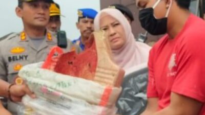 Bupati Pandeglang, Irna Narulita, usai mengucapkan terima kasih atas apresiasi  gerak cepat polisi menangkap pelaku, didampingi Kapolres Pandeglang AKBP Belny Warlansyah, menemui Riko Arizka di Mako Polres Pandeglang, Kamis (9/2/2023). (Foto : Daeng Yusvin)