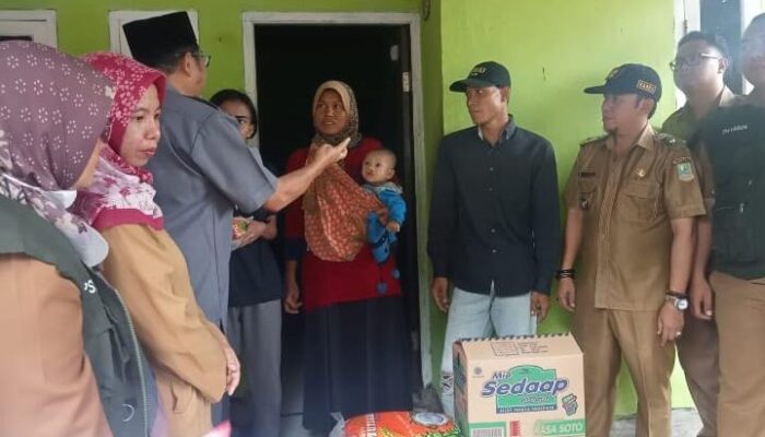 Peduli Kasih, Dinas Sosial Sambangi Balita Penderita Bibir Sumbing di Sukawangi Kabupaten Bekasi