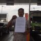Puluhan warga kembali melakukan aksi di Gerbang Tol (GT) Jatikarya Cimanggis - Cibitung dengan membagikan selembar kertas pemberitahuan untuk mengadakan aksi pada hari ini