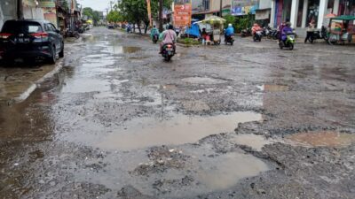 akses jalan Perumahan Puri Cendana Desa Sumberjaya, Kecamatan Tambun Selatan, Kabupaten Bekasi rusak parah