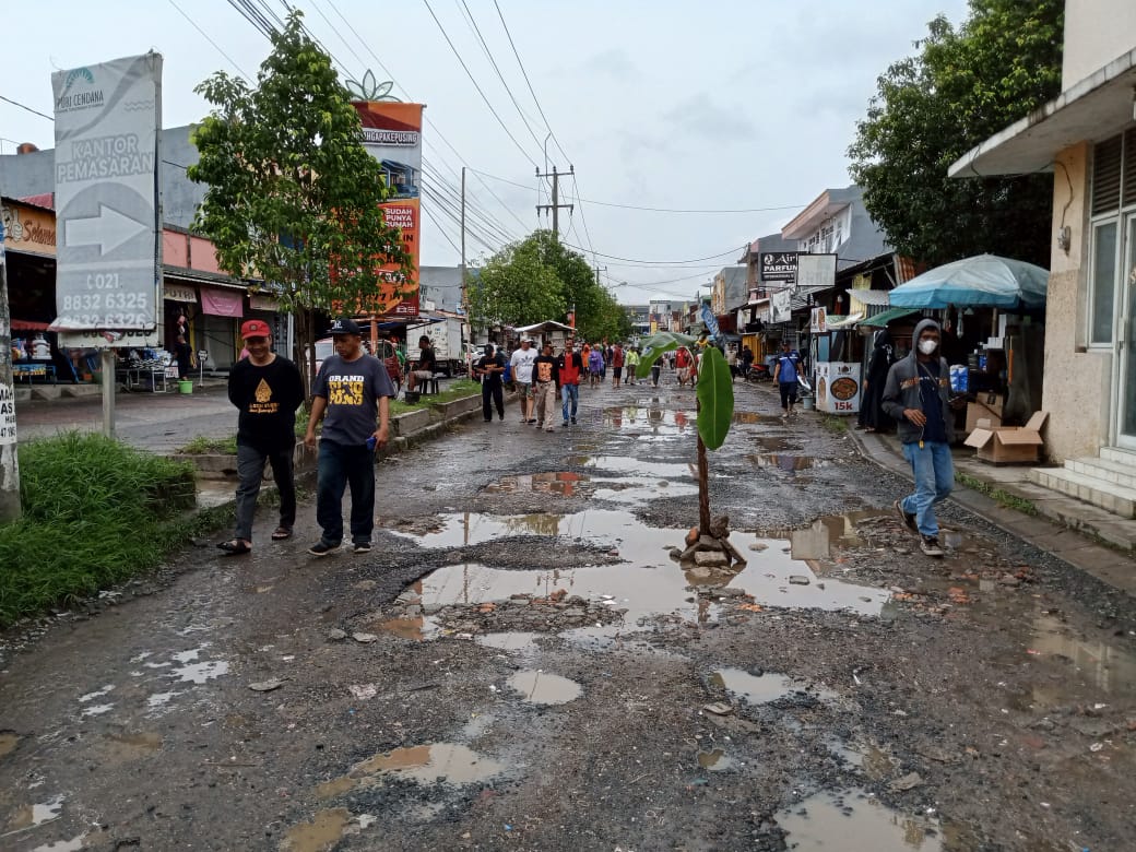 Aksi damai dilakukan oleh warga Perumahan Puri Cendana Desa Sumberjaya, Kecamatan Tambun Selatan, Kabupaten Bekasi, Minggu (12/02/2023).
