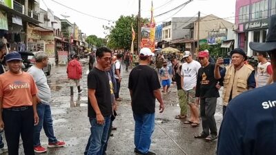 Wakil Ketua DPRD Kabupaten Bekasi Fraksi PDI-Perjuangan Soleman SE hadir untuk mengawal aksi warga serta meninjau langsung terkait laporan buruknya akses jalan.