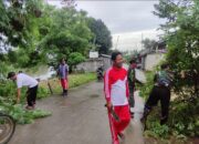 Jumsih, Dianggap Membahayakan Pengguna Jalan, Pemdes di Kabupaten Bekasi Gotong Royong Papas Pohon Melintang