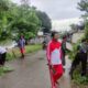 Pemotongan pohon yang menutupi jalan yang ada di Desa Sindangsari, Kecamatan Cabangbungin, Kabupaten Bekasi