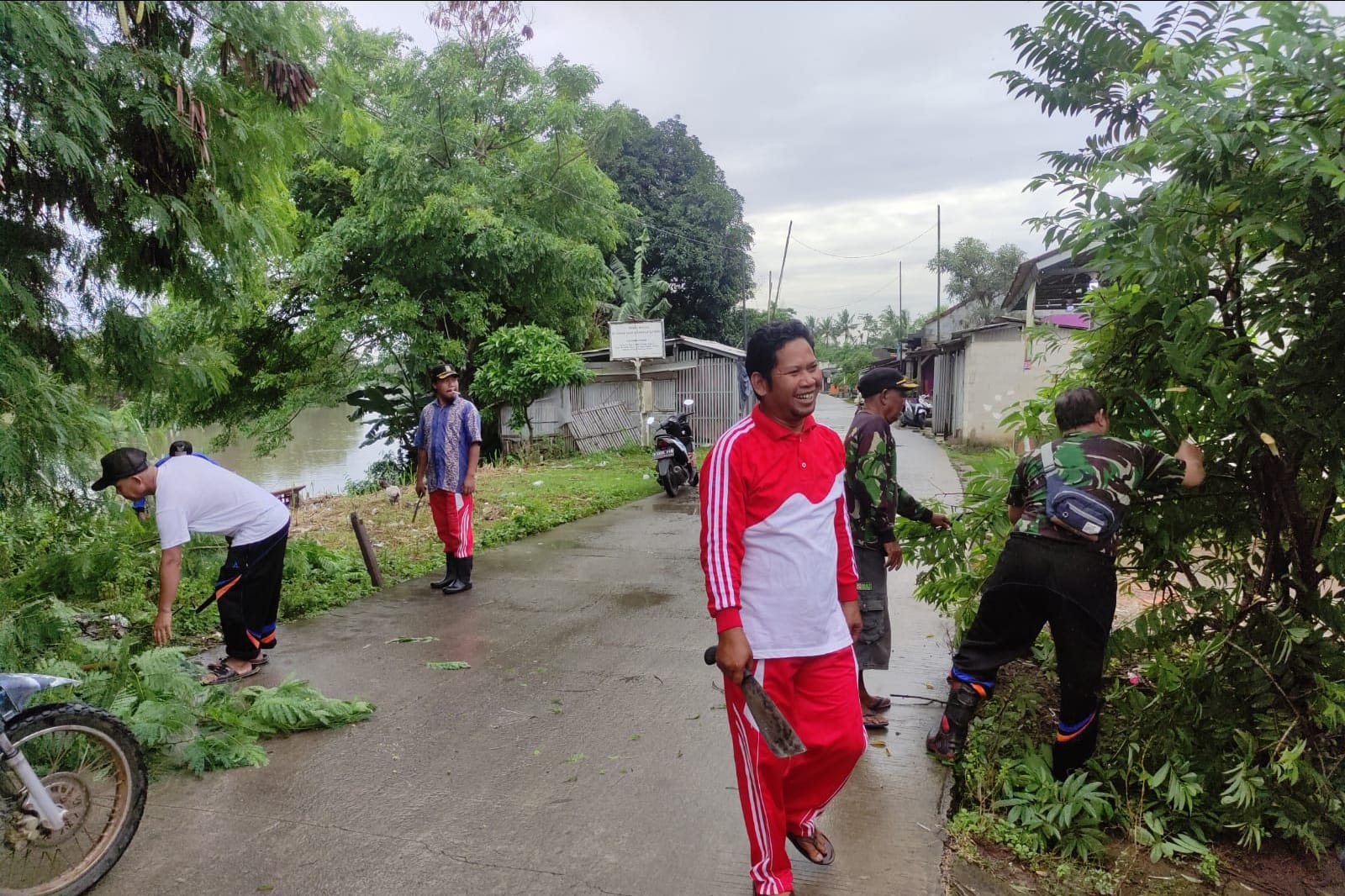 Pemotongan pohon yang menutupi jalan yang ada di Desa Sindangsari, Kecamatan Cabangbungin, Kabupaten Bekasi