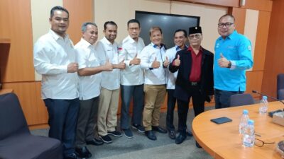 Kamar Dagang Indonesian (Kadin) Kabupaten Bekasi dan para pengusaha lokal mendatangi gedung DPRD Kabupaten Bekasi.