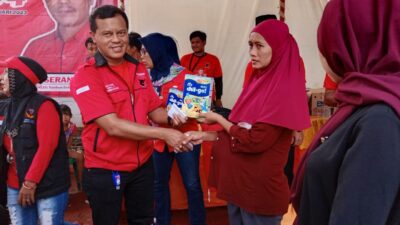 Kaseran Bacaleg DPC PDI-P Kabupaten Bekasi bagikan paket sembako kepada warga Kampung Bulu RT.001/002, Desa Setia Mekar, Kecamatan Tambun Selatan. Pada Sabtu (04/02/23) (foto : David Sanjaya)