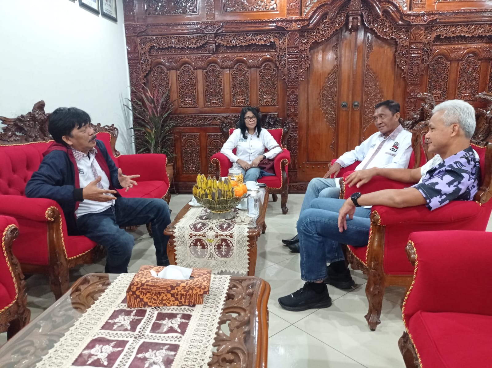 Ketua DPN Kombatan, Budi Mulyawan (paling kiri) saat melakukan kunjungan silaturami dikediaman Gubernur Jawa Tengah, Ganjar Pranowo.