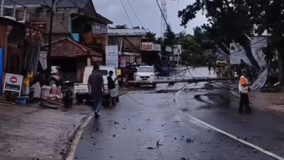 Kepanikan warga saat terjadi bencana angin kencang melanda berbagai wilayah di Depok, Jawa Barat pada Kamis, 9 Februari 2023.