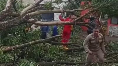 Kepanikan warga saat terjadi bencana angin kencang melanda berbagai wilayah di Depok, Jawa Barat pada Kamis, 9 Februari 2023.