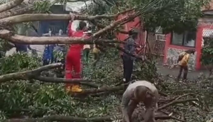 Lantunan Takbir Bergema, Ditengah Badai Kencang yang Menghantam Wilayah Depok