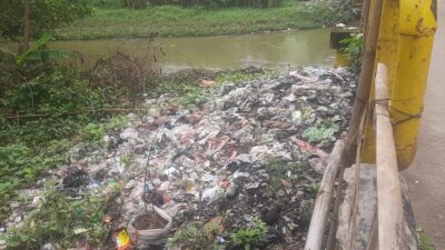 Sampah Liar yang menumpuk di bawah jembatan penghubung dua desa yang terletak di Kampung Sukamantri, Kecamatan Karangbahagia (foto : Firmansyah Nurafandi)