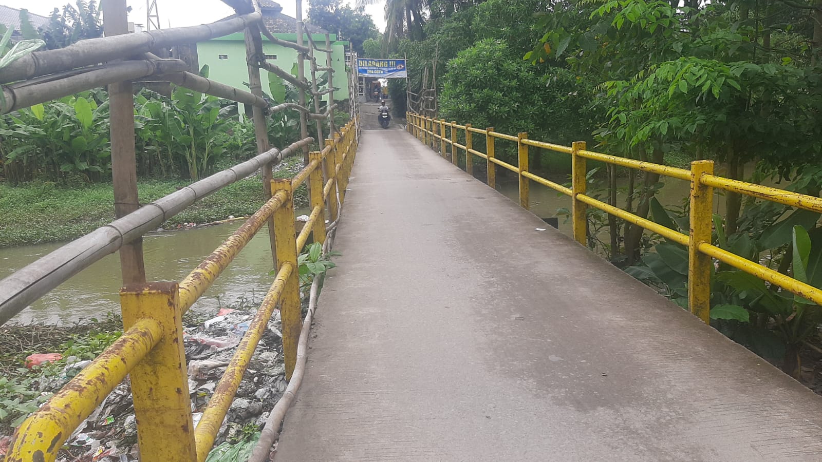 Sampah Liar yang menumpuk di bawah jembatan penghubung dua desa yang terletak di Kampung Sukamantri, Kecamatan Karangbahagia (foto : Firmansyah Nurafandi)