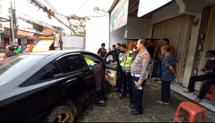 Nahas, Sedan Mewah Serudug 2 Gerobak Pedagang dan 3 Motor di Bekasi